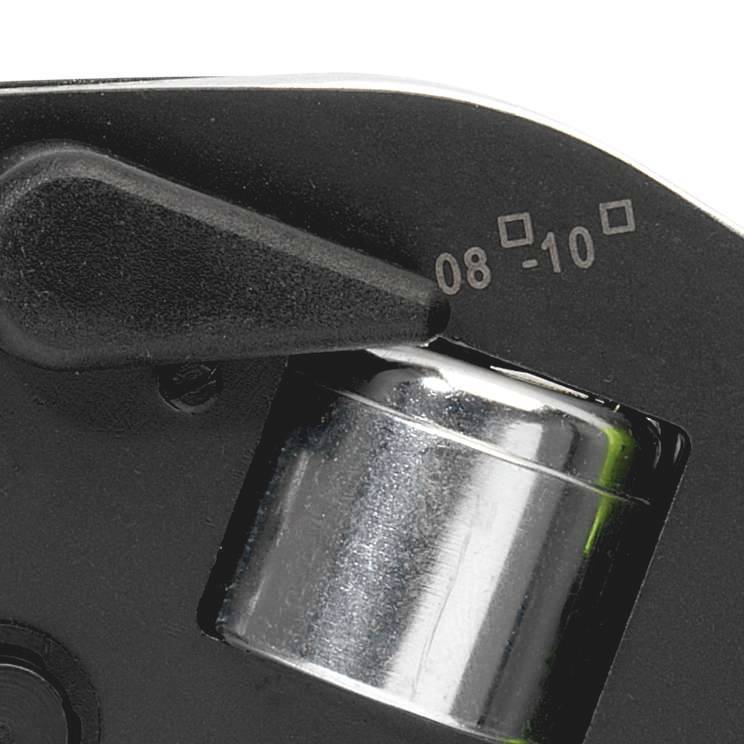 Zbliżenie czarnego urządzenia zasilanego baterią z widoczną komorą. Po prawej stronie u góry wygrawerowane cyfry '08-10'.