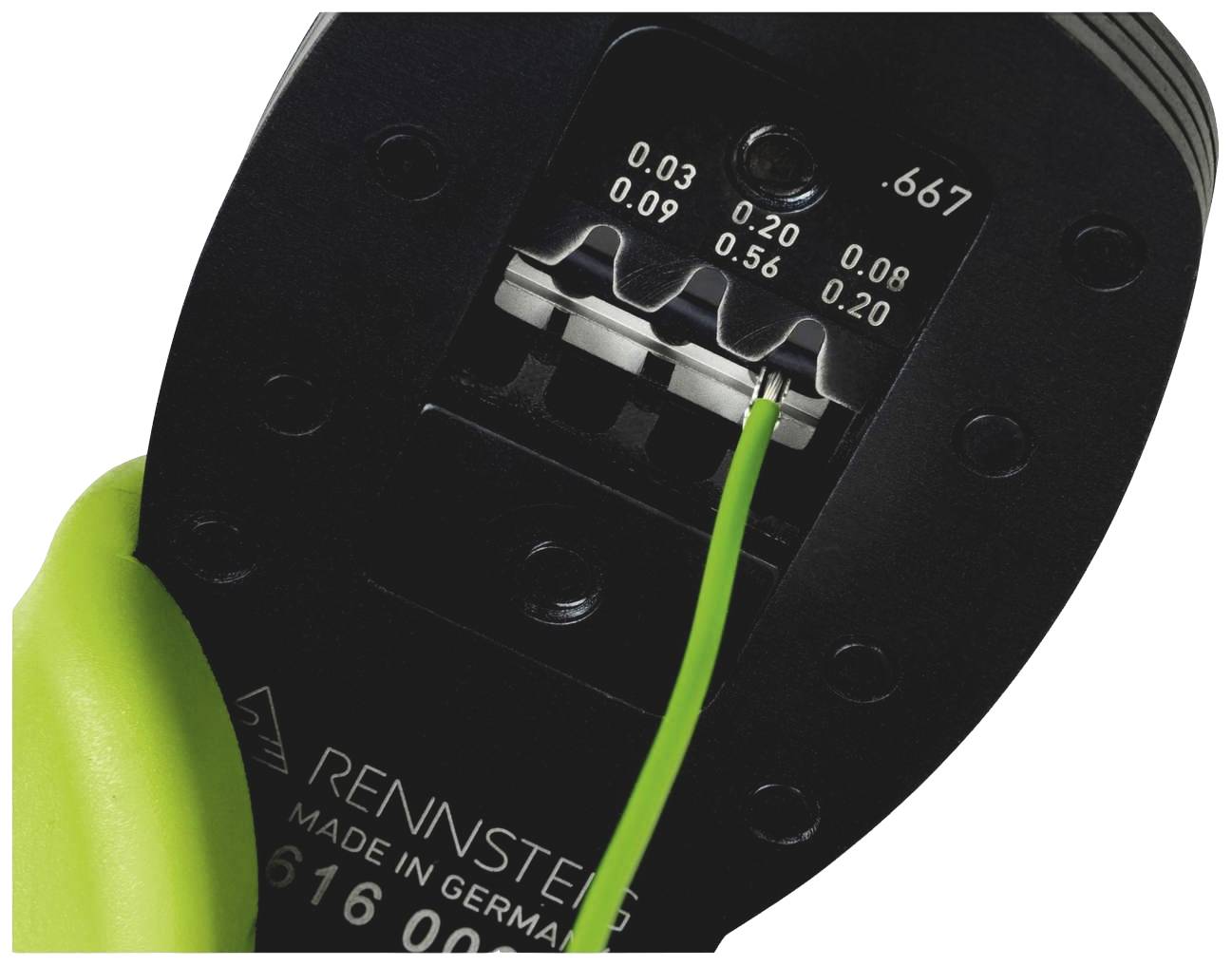 Zielona żyła kablowa jest obrabiana szczypcami do zaciskania firmy Rennsteig. Szczypce pokazują różne rozmiary zacisków w milimetrach.