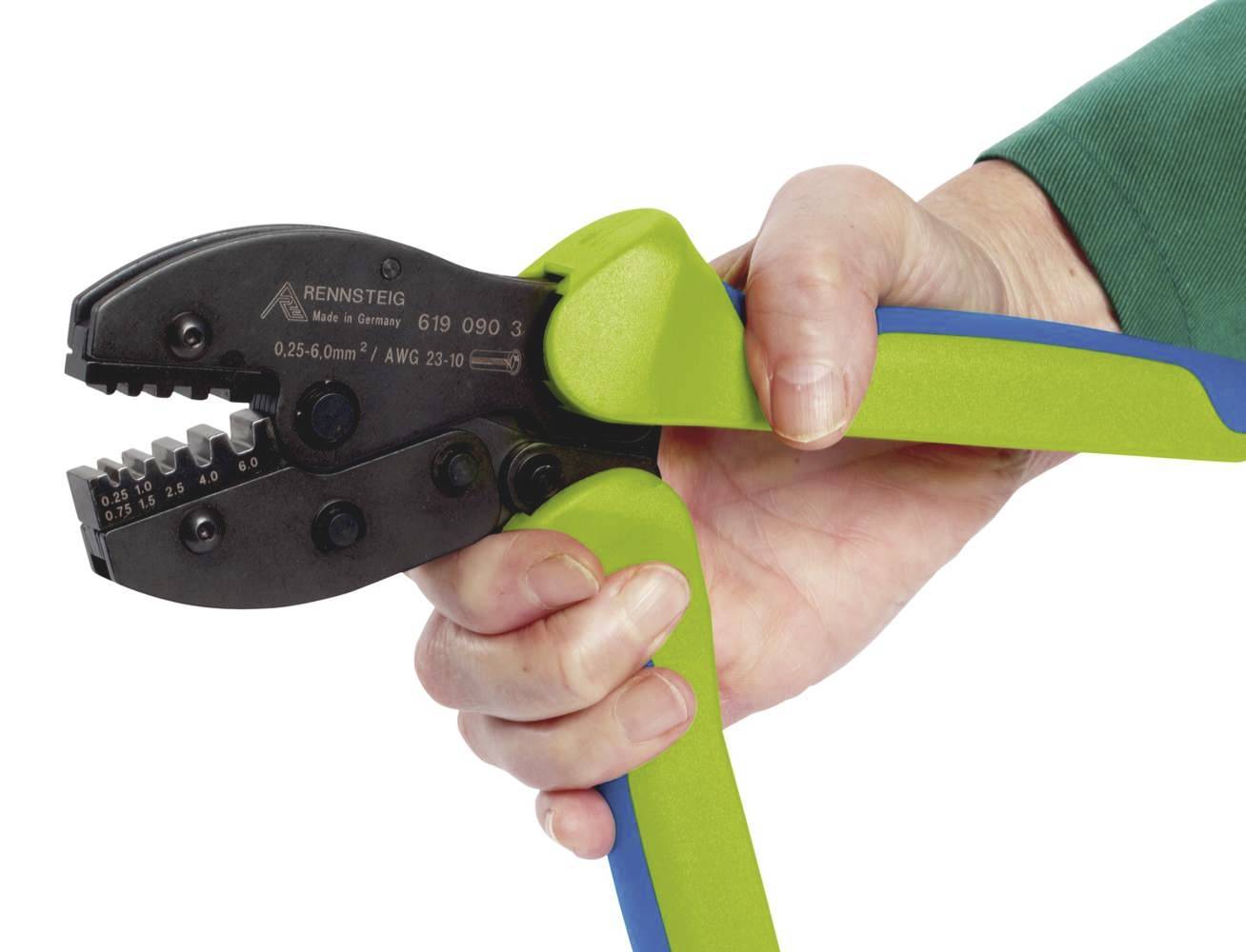 Ręka trzyma zieloną szczypce zaciskowe, które są używane do zdejmowania izolacji i zaciskania przewodów.