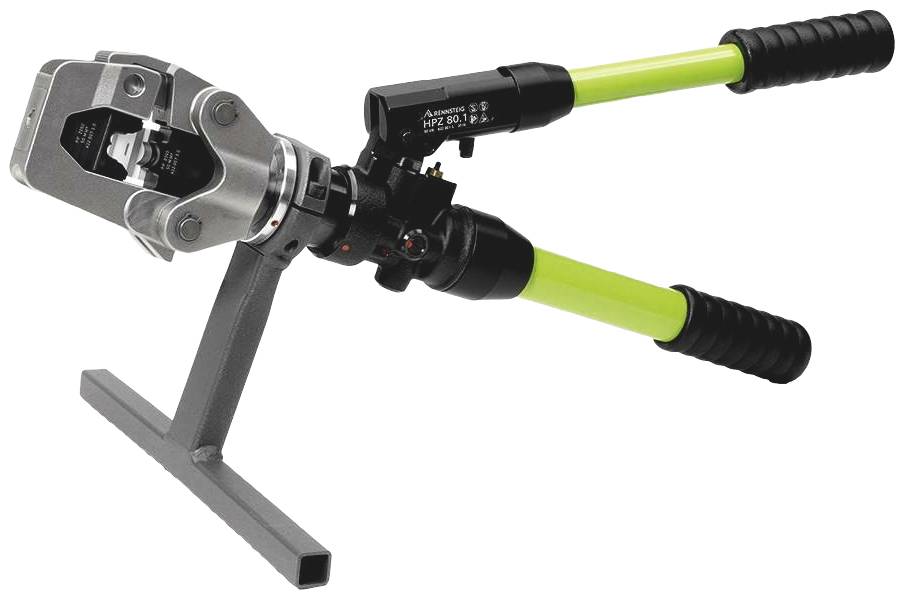 Hydrauliczna prasa do zaciskania zamocowana na metalowym stojaku, z żółtymi uchwytami. Używana do prasowania połączeń kablowych.