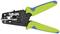 Szczypce wielofunkcyjne z uchwytami w kolorze zielono-niebieskim, używane do cięcia i zdejmowania izolacji z przewodów.