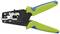 Szczypce do zaciskania z uchwytami w kolorze zielono-niebieskim, używane do zdejmowania izolacji z przewodów.