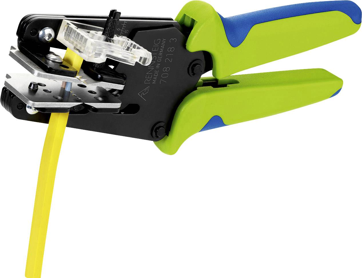 Szczypce do ściągania izolacji z kolorową rączką przecinają żółty kabel. Narzędzie używane do usuwania izolacji z przewodów.