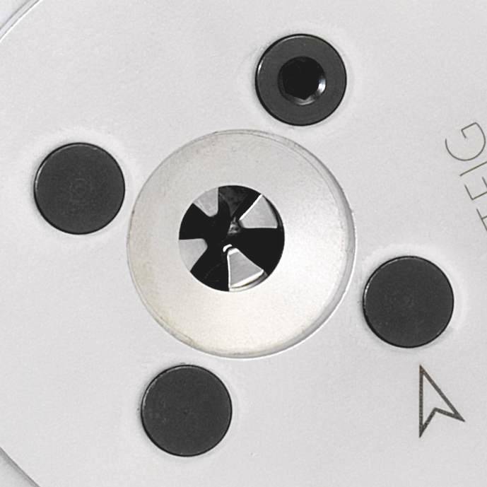 Zbliżenie białej kłódki szyfrowej z czarną tarczą numeryczną i znacznikami strzałek, prawdopodobnie służącej do zabezpieczenia urządzenia.