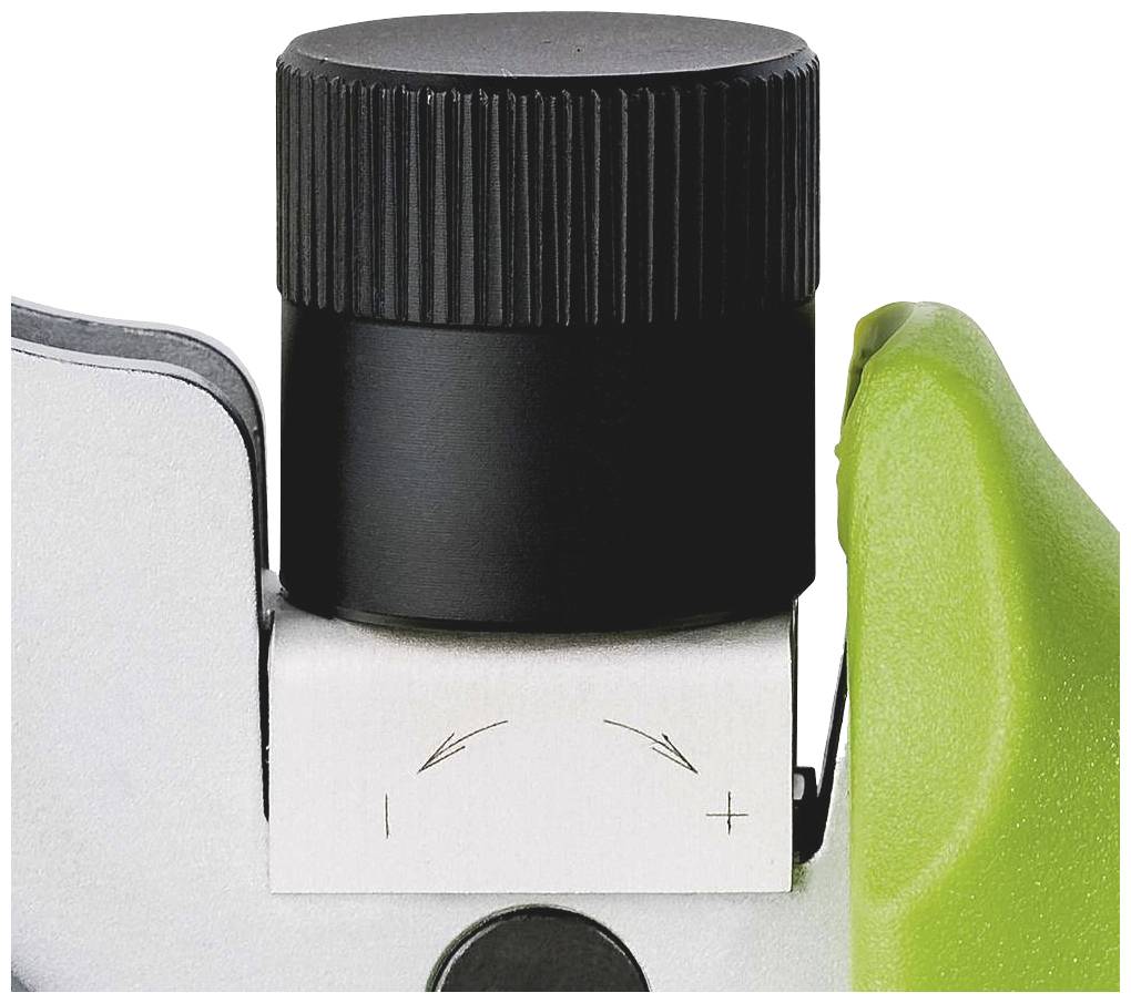 Zbliżenie czarnego pokrętła z białymi oznaczeniami przedstawiającymi ustawienie plus-minus, zamontowanego na zielonym urządzeniu.