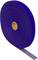 Fioletowa rolka taśmy klejącej z żółtą wewnętrzną powierzchnią, częściowo rozwinięta, ukazująca powierzchnię klejącą.