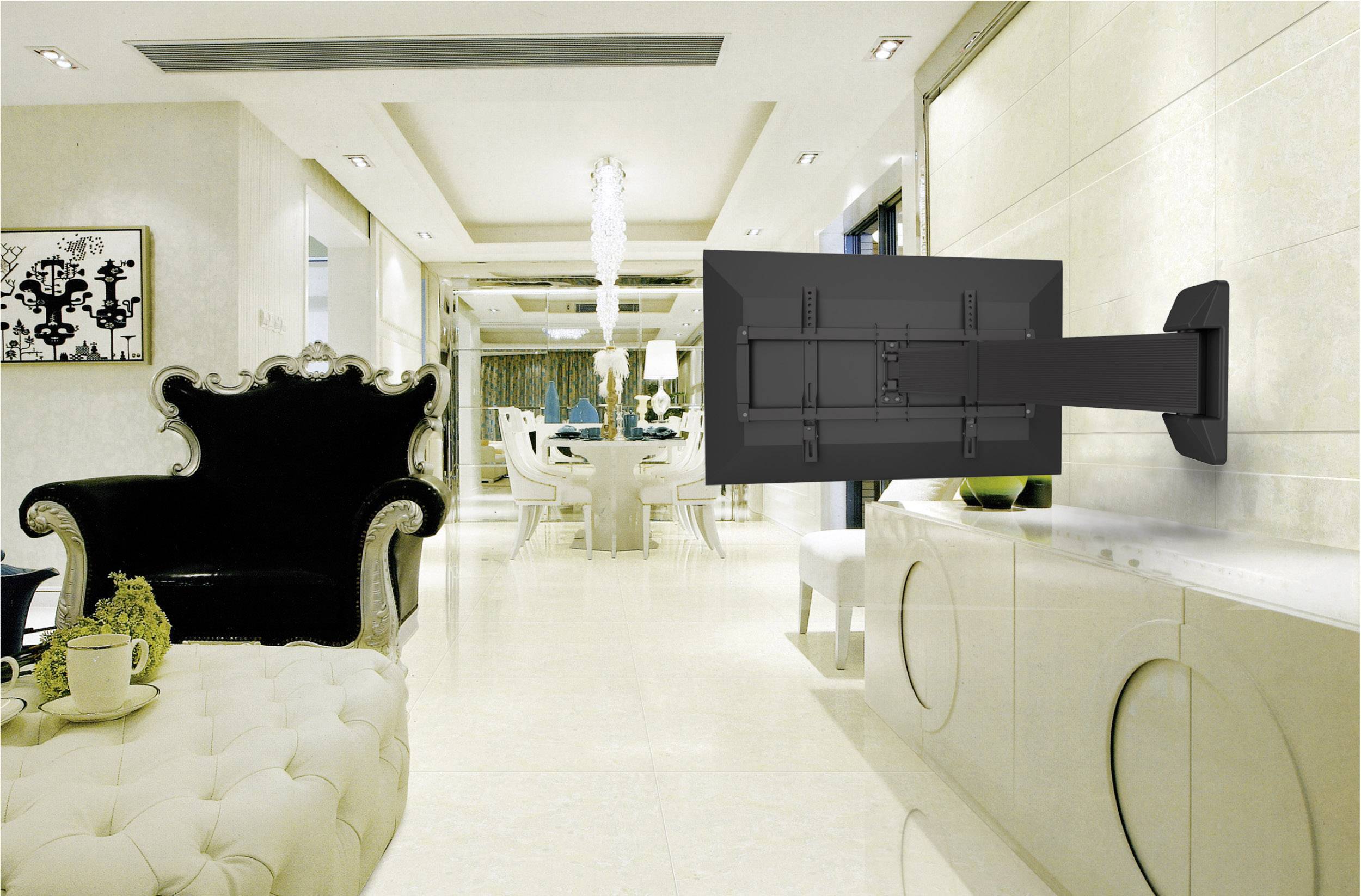 Nowoczesny salon z białym wyposażeniem, duży fotel, a na prawej ścianie płaski telewizor zamocowany na obrotowym ramieniu.