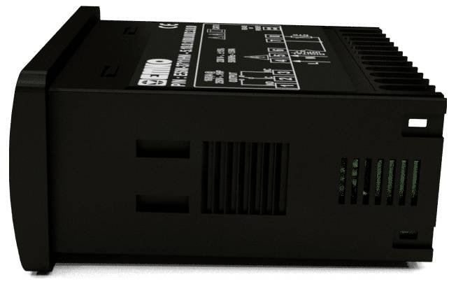 Czarny elektroniczny urządzenie widoczne z boku, z widocznymi szczelinami i otworami wentylacyjnymi, z tekstem i diagramami na jego górnej powierzchni.