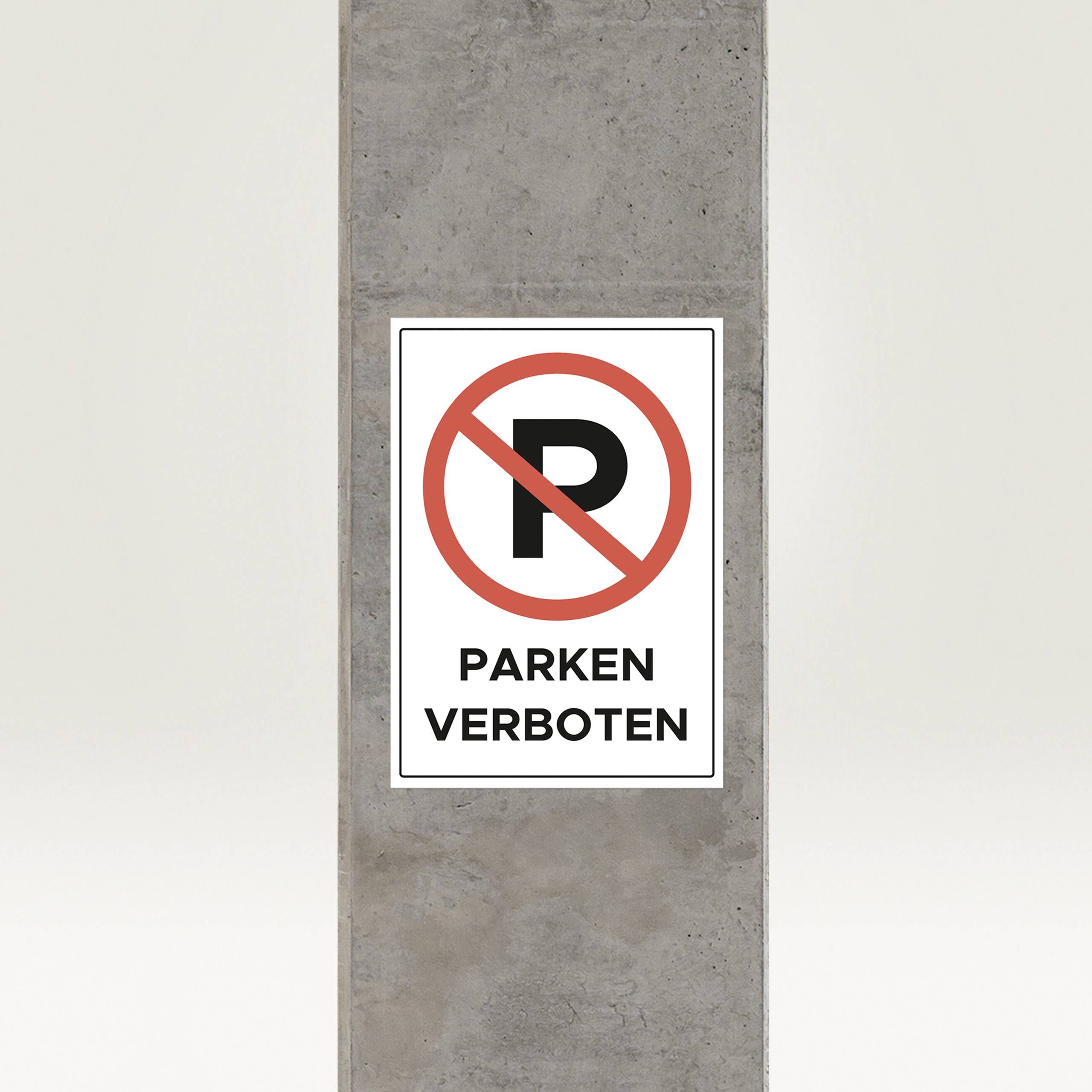 Znak "Parkowanie zabronione" na betonowej ścianie, wskazujący zakaz parkowania.