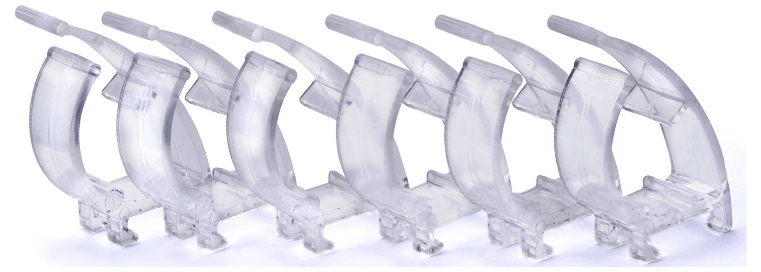 Przezroczyste łyżki laryngoskopu, ułożone w rzędzie, ilustrujące różne rozmiary do celów medycznych.