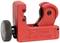 Obcinacz do rur w kolorze czerwonym, odpowiedni dla średnic rur od 3 do 22 mm, ze śrubą dźwigniową do regulacji rozmiaru, z bocznym przyciskiem do blokady.