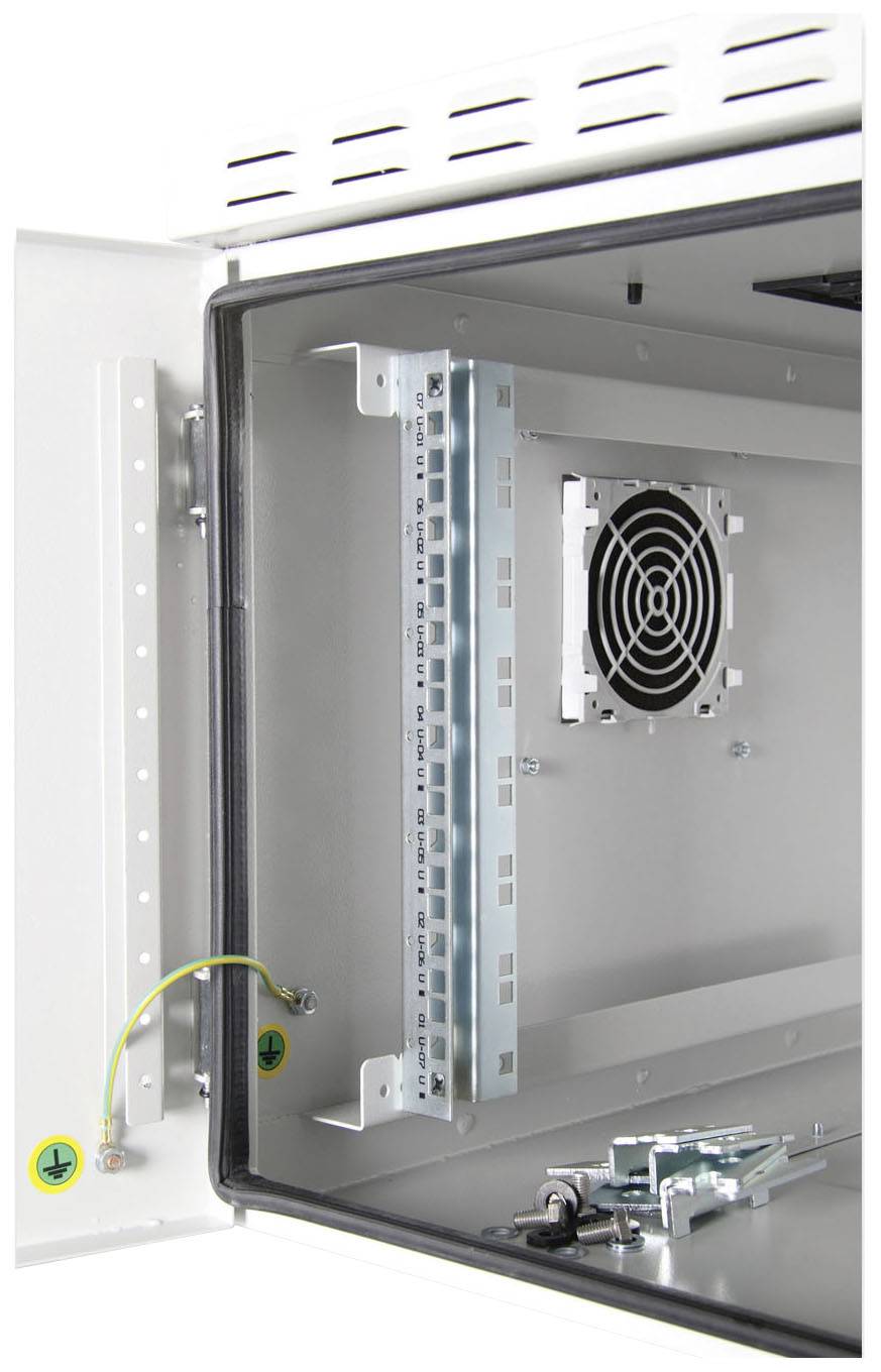 Otwarty rozdzielnik elektryczny ukazuje wnętrze z zamontowanym wentylatorem chłodzącym i szyną montażową. Służy wentylacji i instalacji elementów elektrycznych.