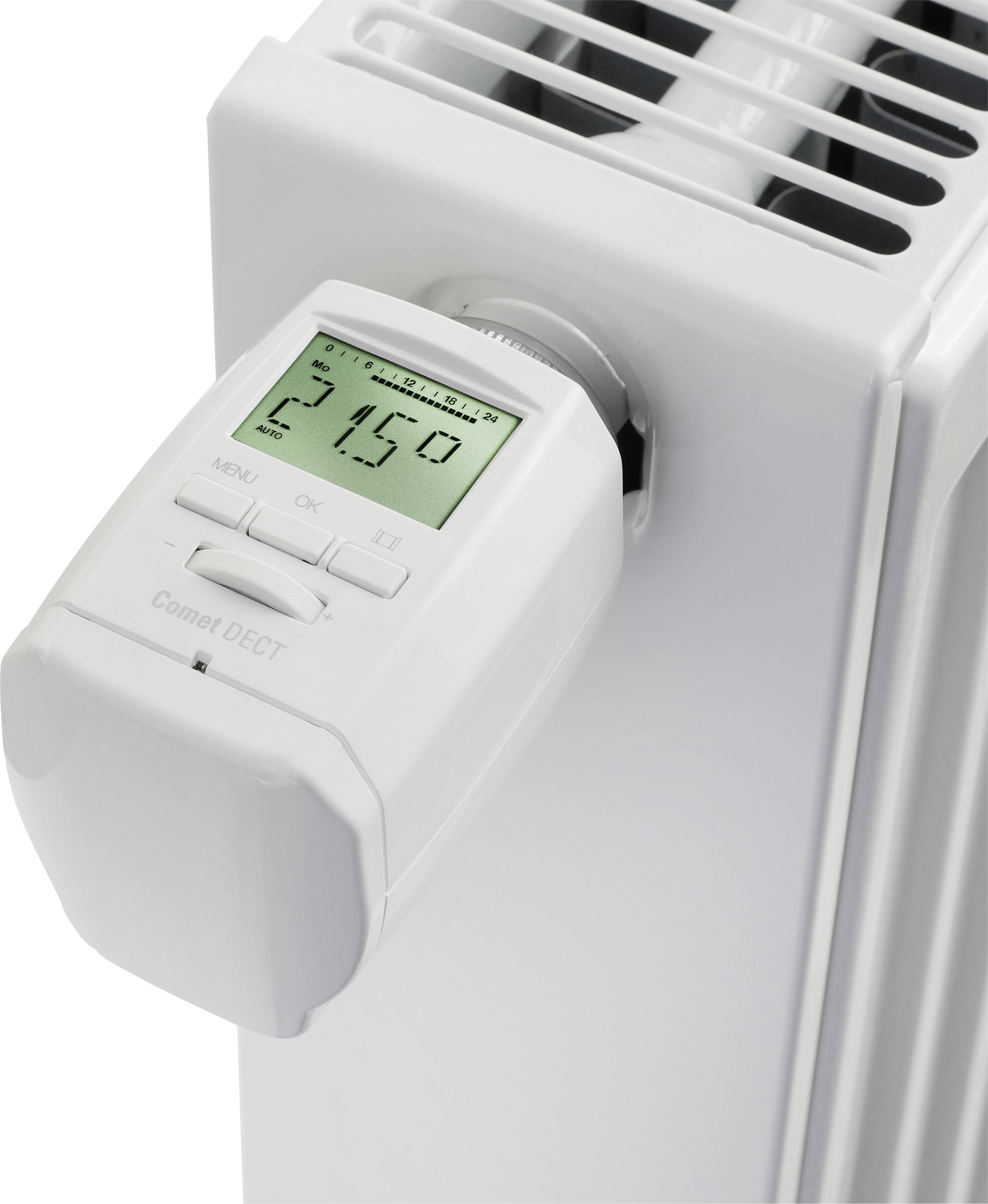 Biały termostat grzejnikowy z wyświetlaczem cyfrowym wskazuje temperaturę '21,5°C'. Termostat jest zamontowany na nowoczesnym grzejniku.