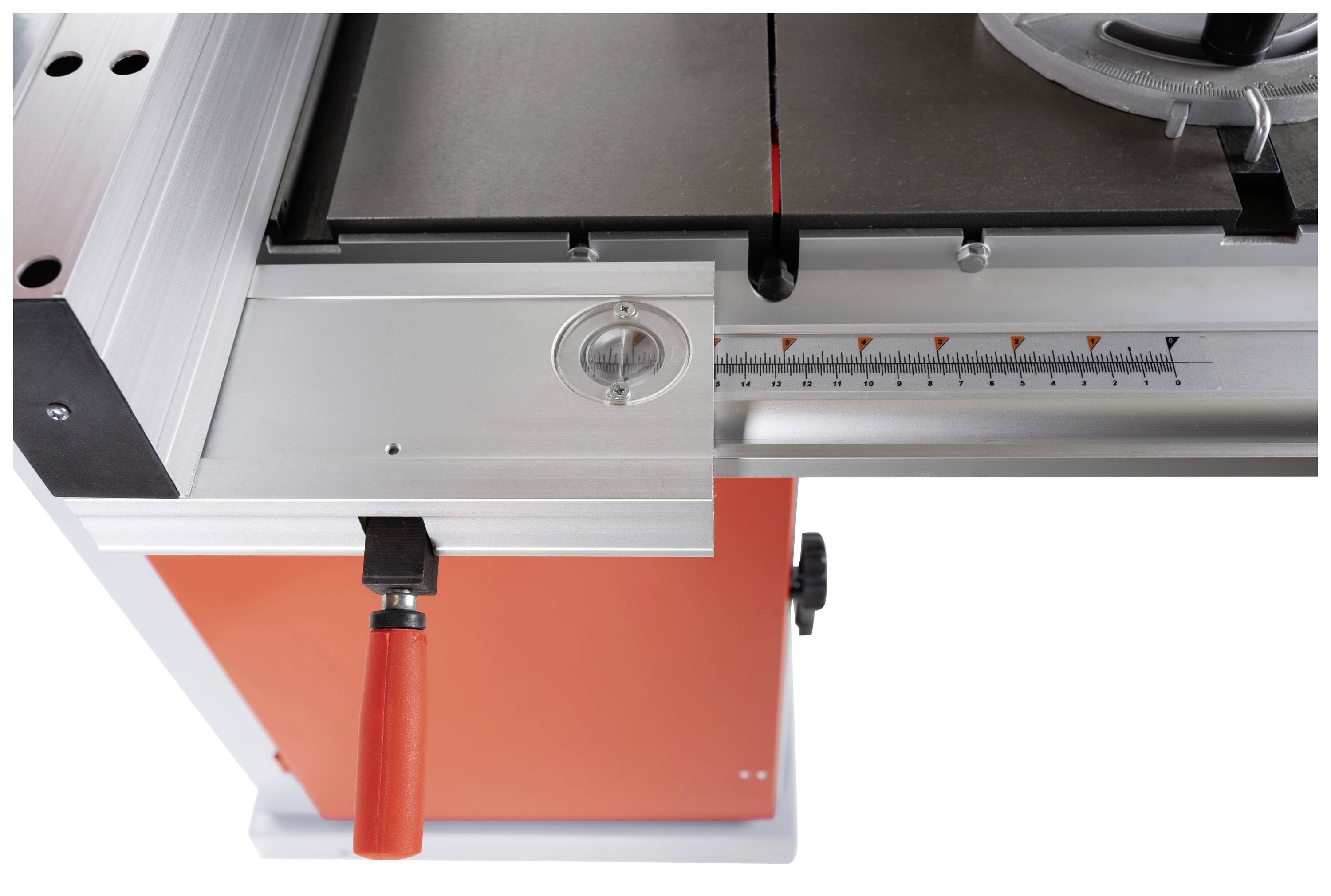 Piła tarczowa z metalową prowadnicą, która umożliwia dokładne pomiary. Widoczny blat i czerwony uchwyt.