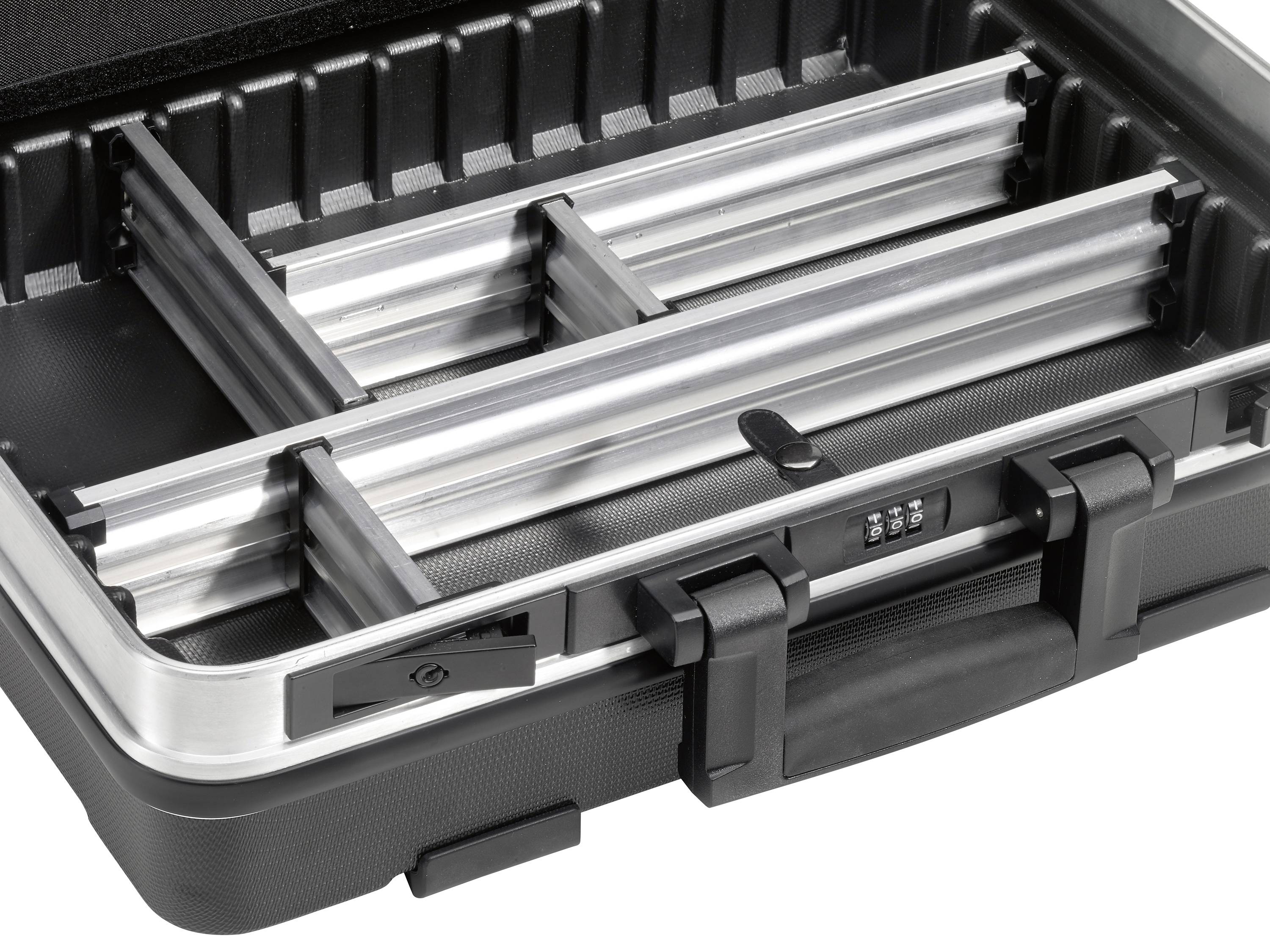 Otwarty czarny twardy kufer z srebrnymi przegrodami i zamkiem szyfrowym, odpowiedni do organizacji narzędzi.