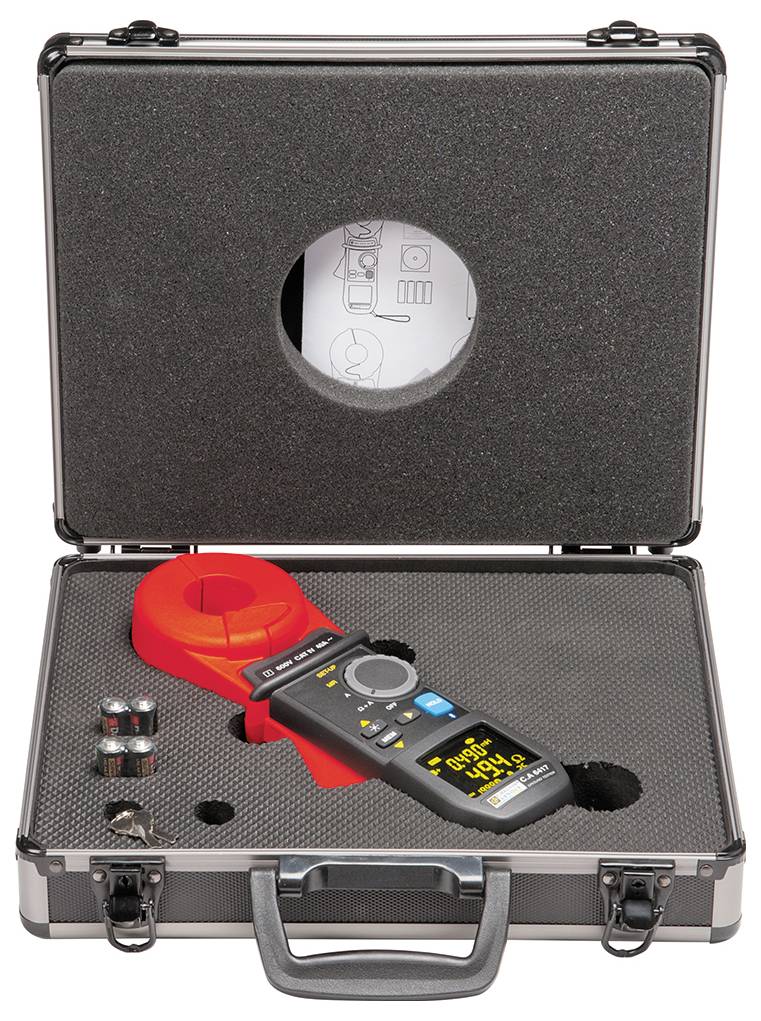 Walizka z cyfrowym miernikiem szczękowym, otoczona wkładkami z pianki. Obok leżą akcesoria.