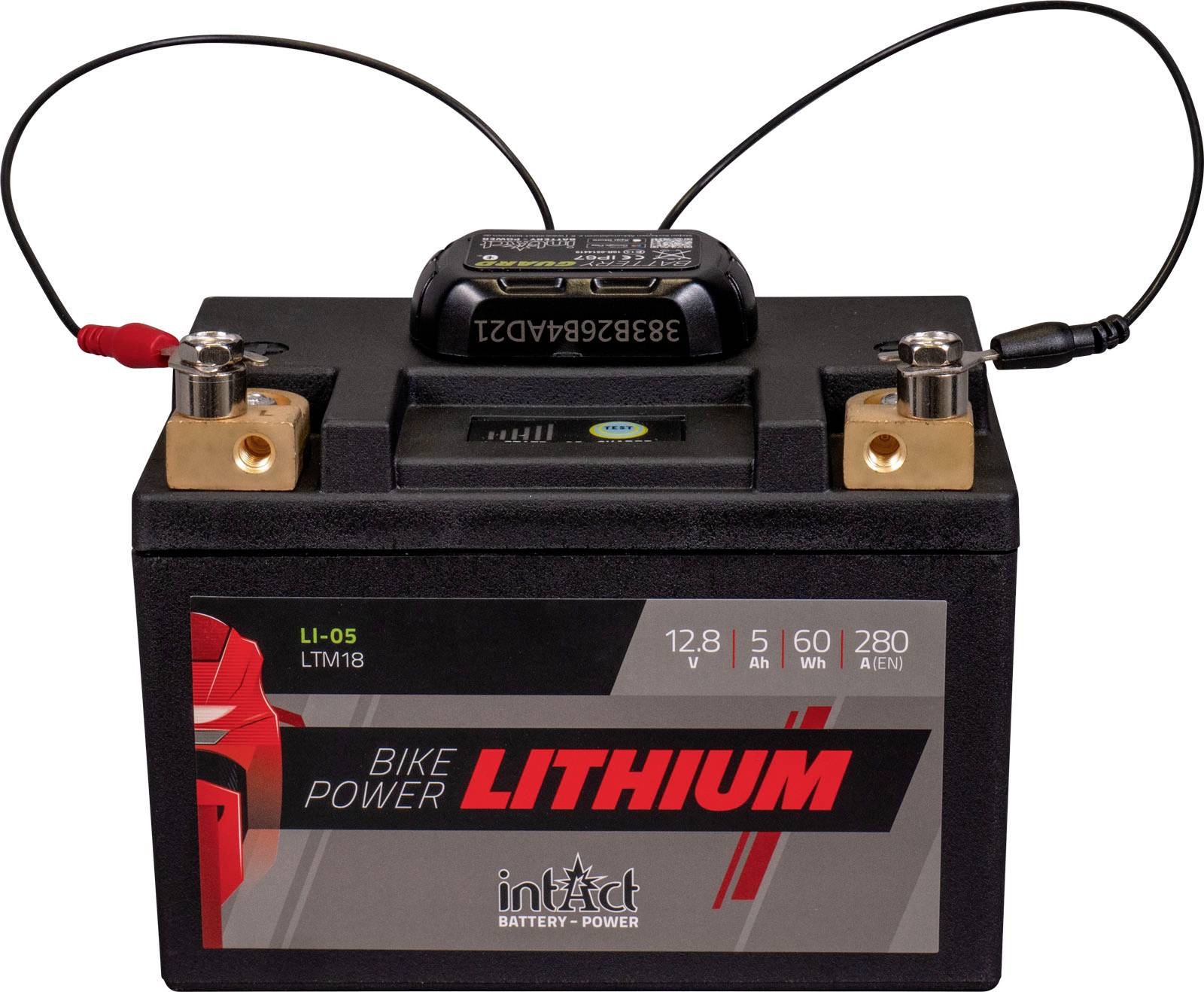 Akumulator litowy do motocykli o napięciu 12,8 V i pojemności 5 Ah, z etykietą Intact Battery-Power. Podłączony za pomocą dwóch przewodów.