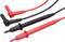 Dwa przewody pomiarowe, jeden czarny, drugi czerwony, zakończone ostrymi metalowymi końcówkami i wyposażone w plastikowe osłony, przeznaczone do stosowania z przyrządami elektrycznymi.