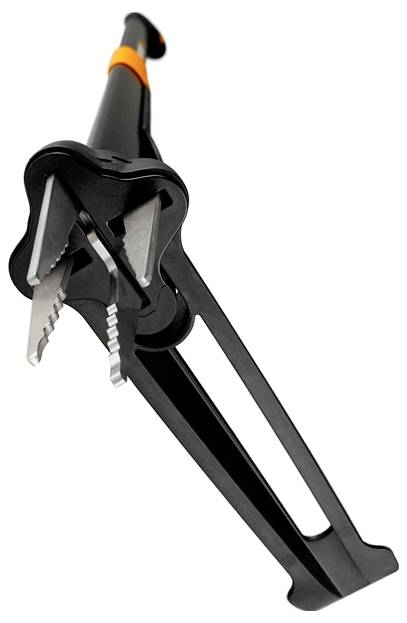 Czarny chwytacz zząbkowanymi krawędziami do podnoszenia przedmiotów, wyposażony w pomarańczowy uchwyt dla pewnego chwytu.