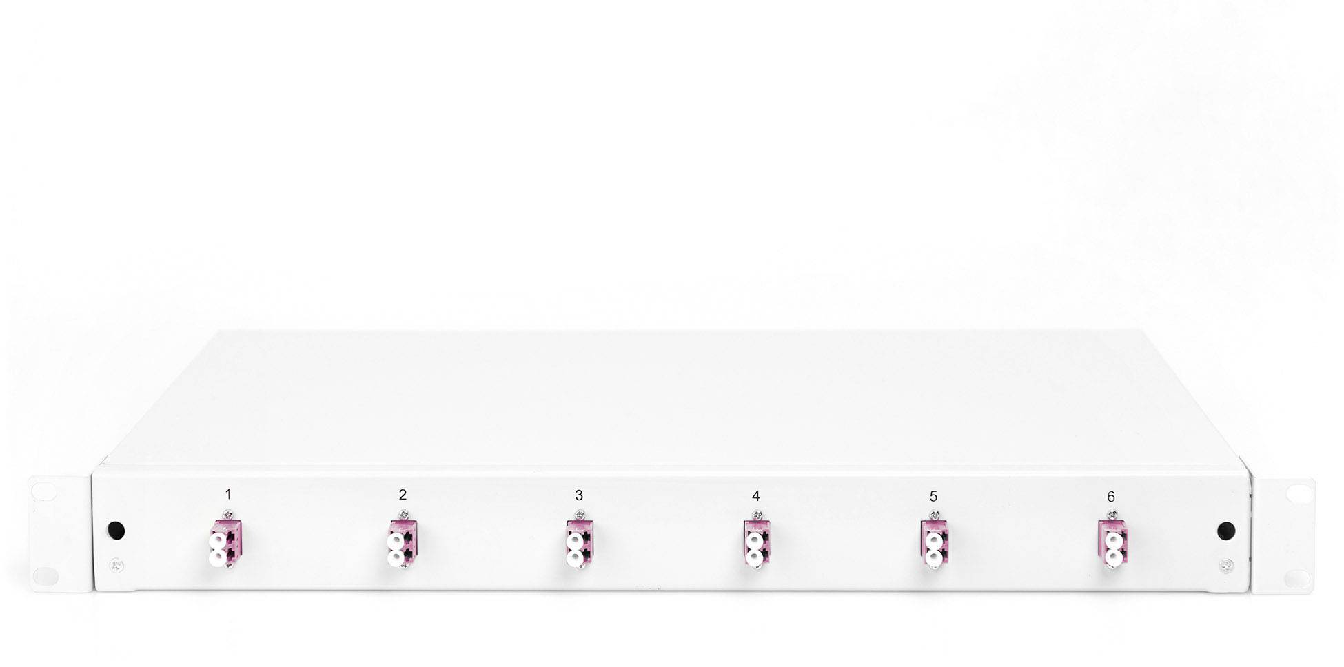 Biała skrzynka dystrybucyjna sieci z sześcioma ponumerowanymi portami z przodu. Złącza są oznaczone kolorem czerwonym.