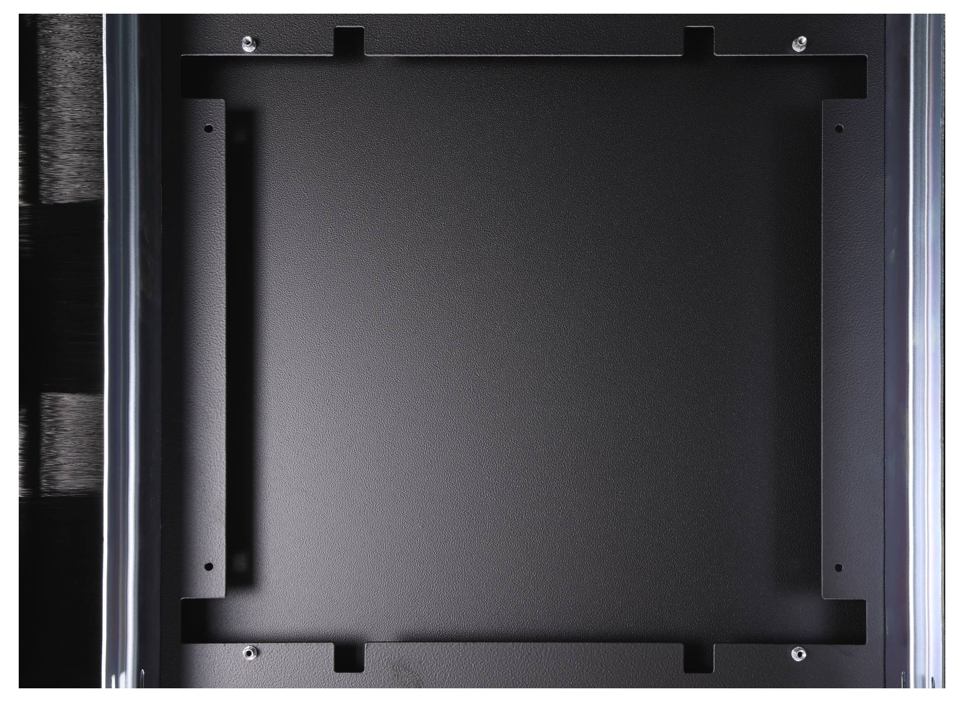 Czarny, prostokątny, techniczny element konstrukcyjny z metalową ramą i śrubami w narożnikach, prawdopodobnie urządzenie elektroniczne lub panel.