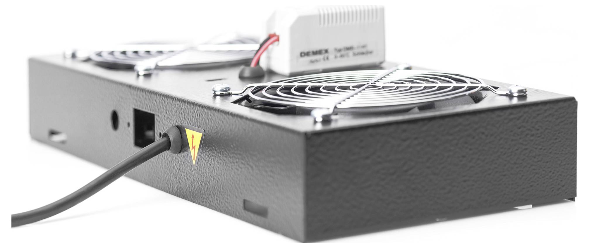 Czarne prostokątne urządzenie metalowe z dwoma wentylatorami, dołączoną małą białą skrzyneczką i przewodem zasilającym podłączonym z boku.