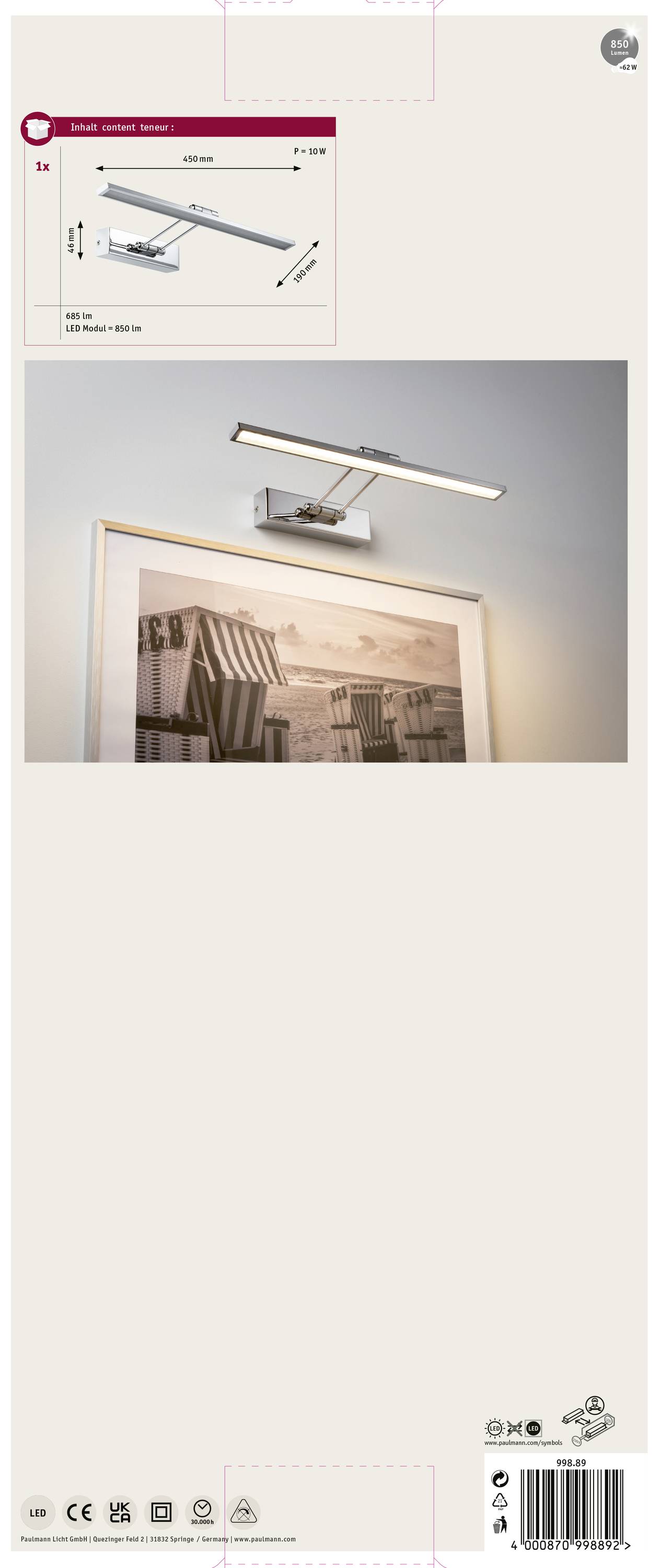 Kinkiet w chromowanej stylistyce oświetla obraz. Na górze arkusz danych technicznych z wymiarami i symbolami efektywności energetycznej.