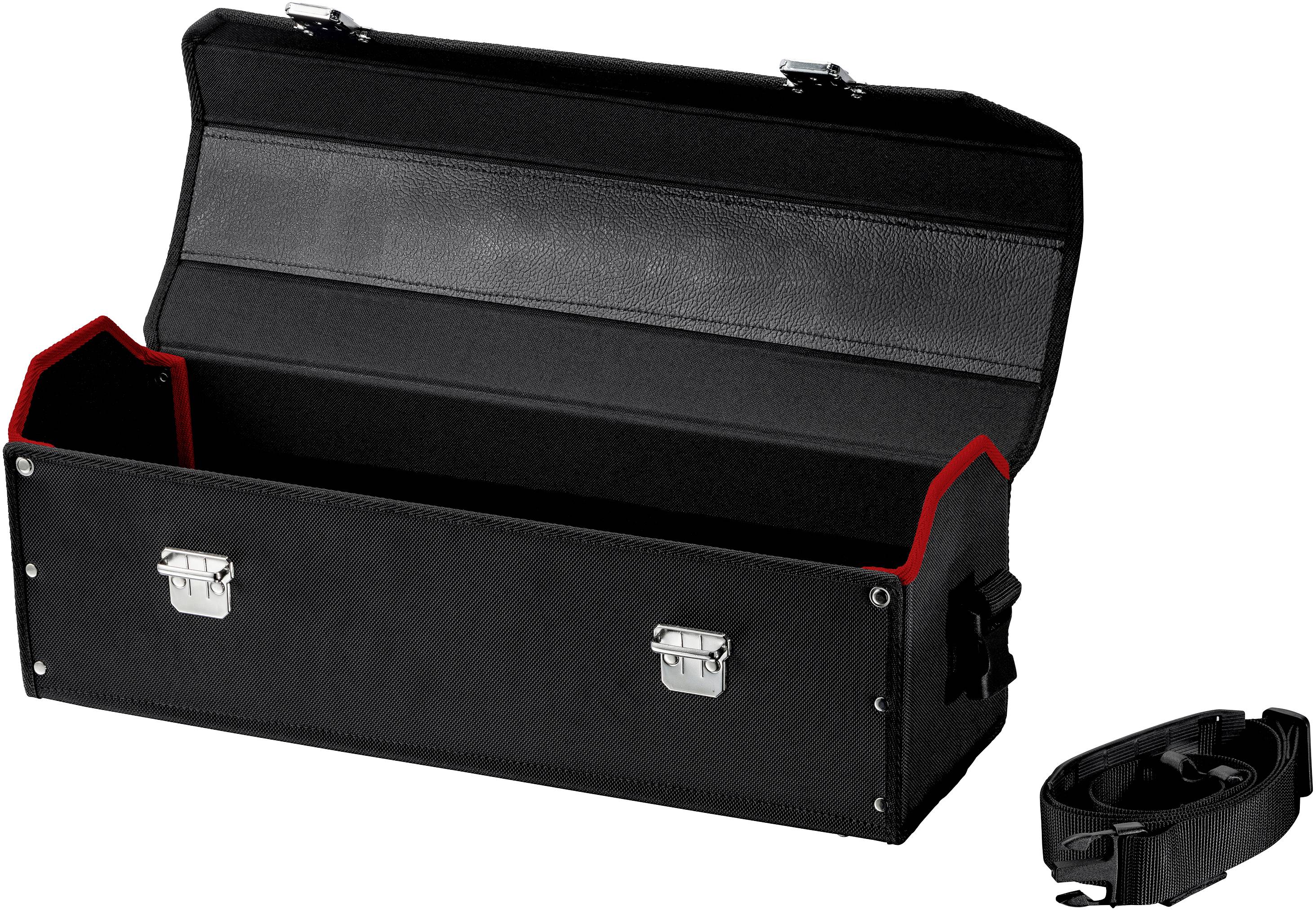 Czarny futerał na skrzypce wykonany z twardego materiału, otwarty, z czerwoną podszewką. Obok leży odpinany pas do noszenia.