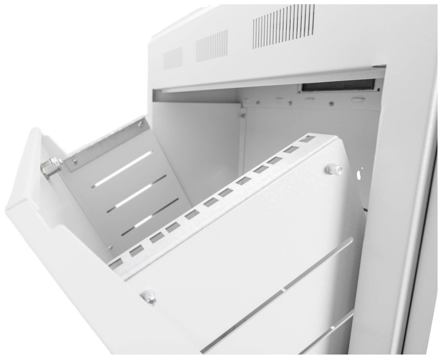 Otwarty, biały metalowy schowek z wysuwną szufladą, odpowiedni do przechowywania urządzeń lub dokumentów.