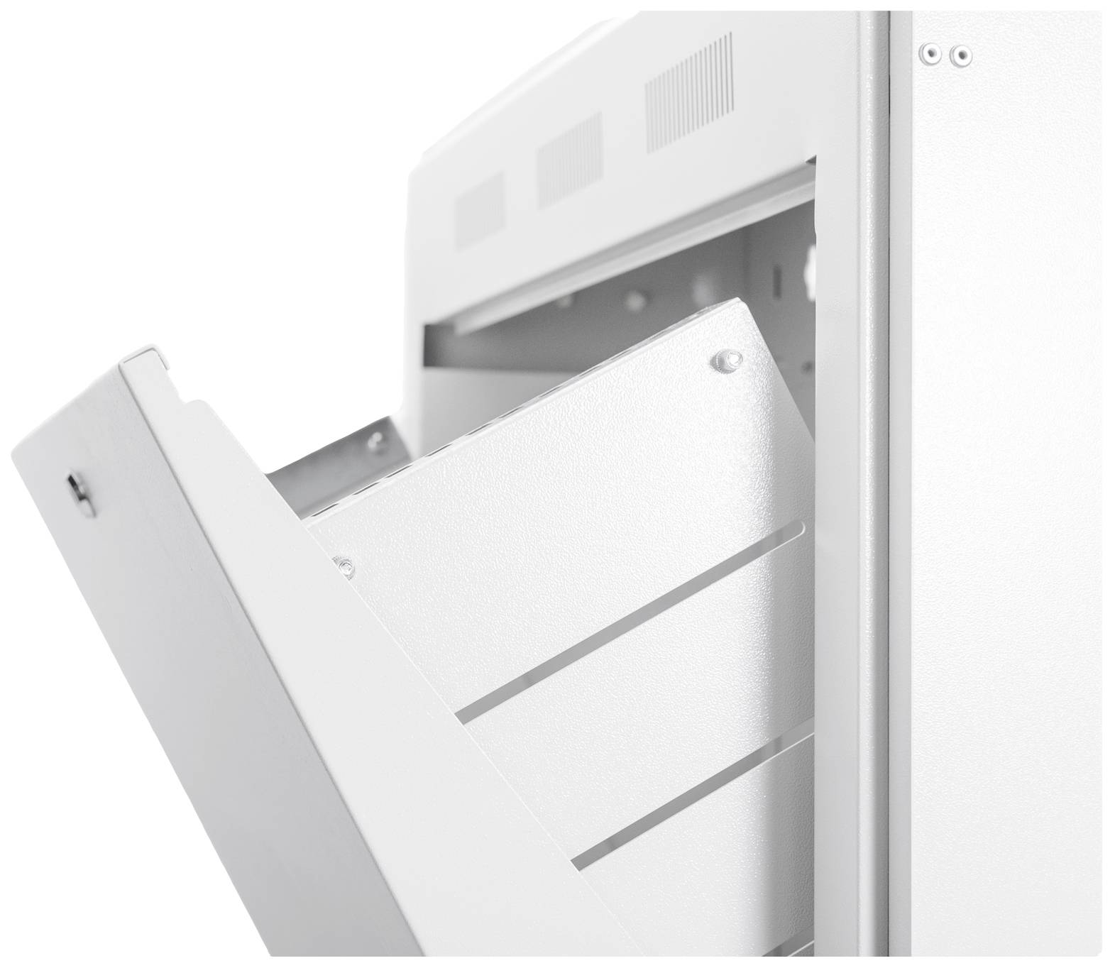 Rozcięty niszczarka dokumentów ukazuje pochyło ustawione metalowe szyny oraz otwartą klapę dostępu.