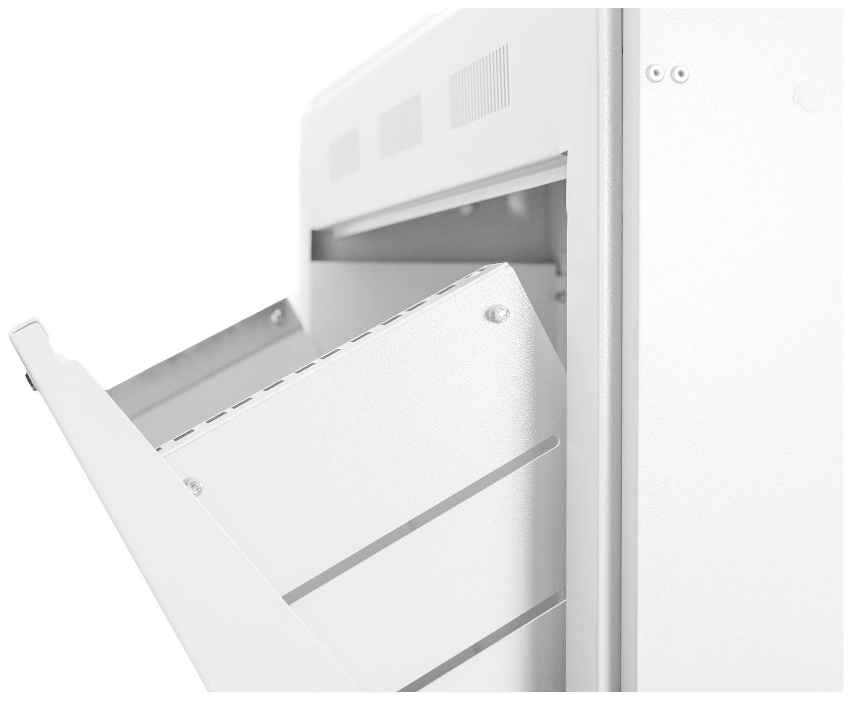 Biały metalowy schowek z otwartą, ukośnie ustawioną przegródką do przechowywania listów lub dokumentów.