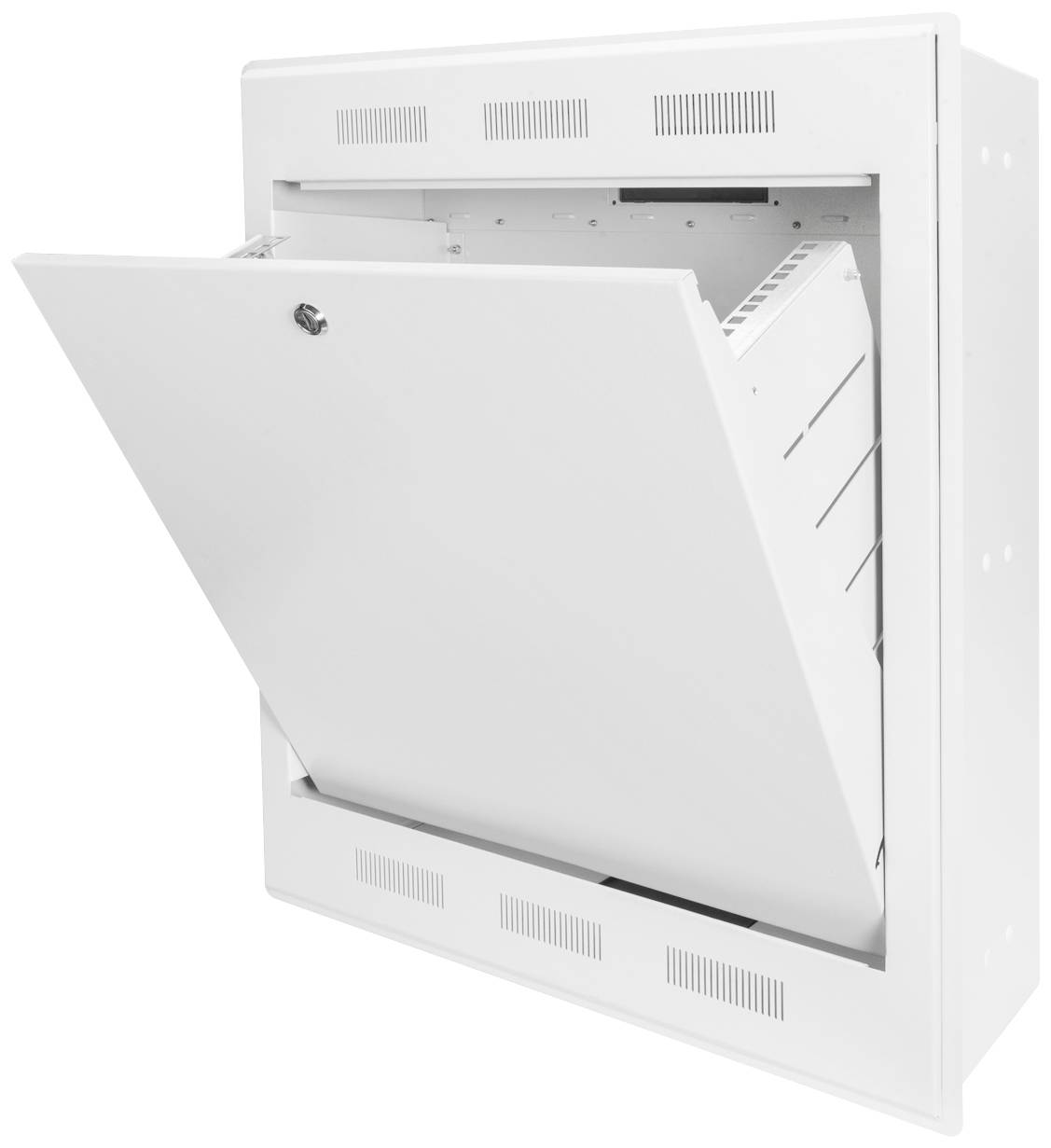 Biały skrzynkowy schowek naścienny z klapką otwieraną do góry i otworami wentylacyjnymi. Wydaje się służyć do przechowywania lub zabezpieczania przedmiotów.