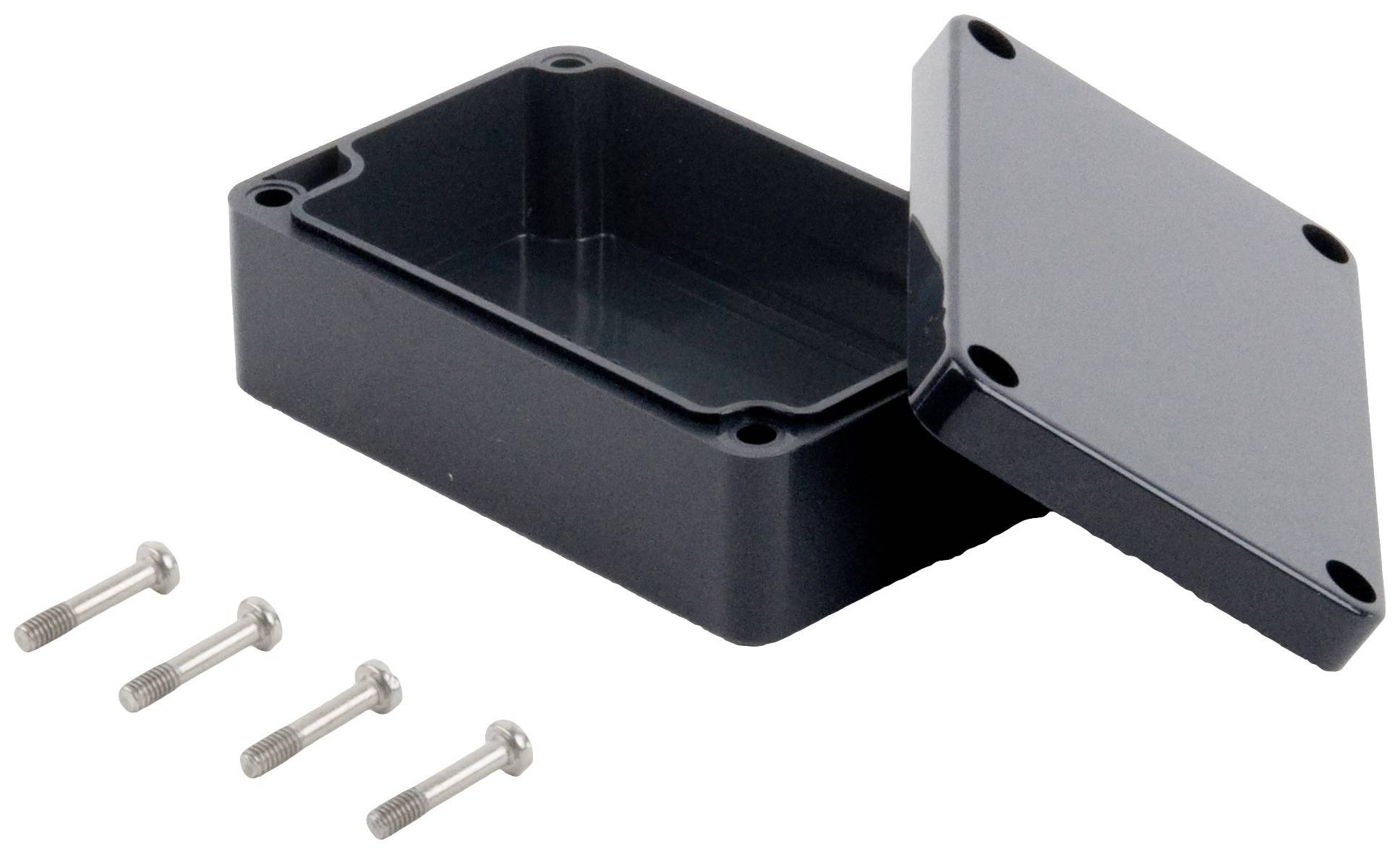 Prostokątna czarna plastikowa obudowa z zdejmowaną pokrywą leży otwarta. Cztery srebrne śruby są ułożone obok niej.