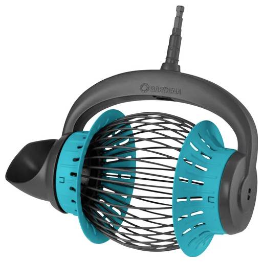 Ręczny aerator trawnika wyposażony w lazurowe obracające się ostrza i czarny uchwyt do łatwego chwycenia. Przeznaczony do pielęgnacji gleby ogrodowej.