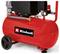 Czerwona sprężarka powietrza Einhell z zbiornikiem, manometrem, złączkami węża i kołami na białym tle.