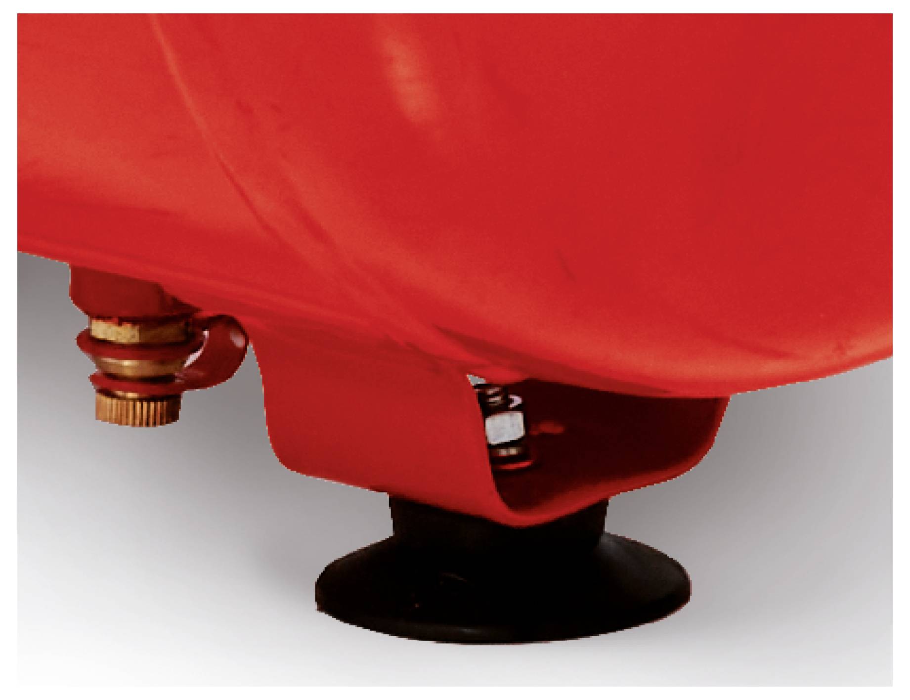 Zbliżenie na czerwoną podstawę przemysłowego naczynia lub zbiornika z zaworową armatią i czarną stopą wspierającą na białym tle.
