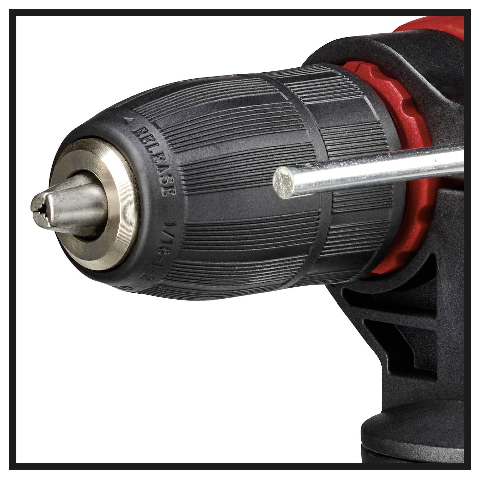 Zbliżenie szczęk imadła wiertarskiego w kolorze czarnym, przygotowanych do zamocowania wiertła lub innego narzędzia.