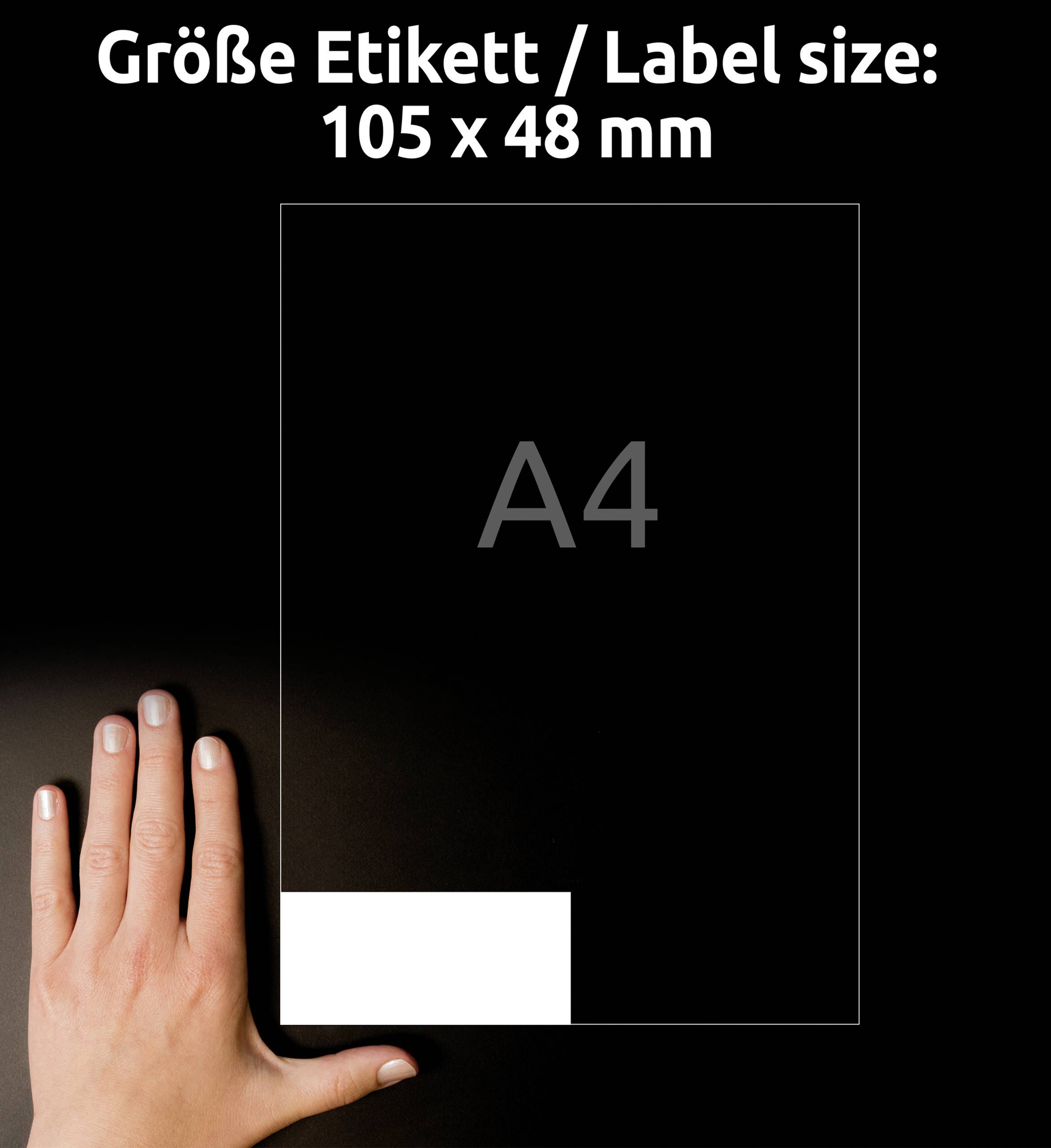 Dłoń obok kartki formatu A4 pokazuje rozmiar etykiety 105 x 48 mm.