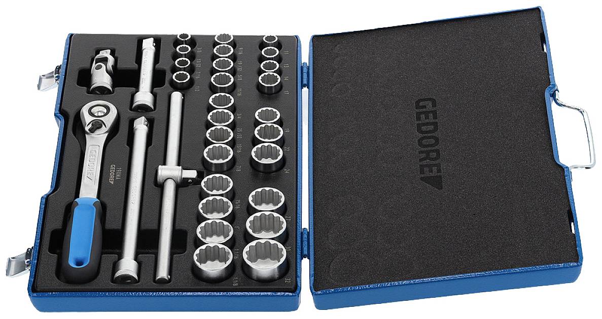 Otwarta skrzynka narzędziowa, prezentująca różne klucze nasadowe i grzechotki z niebieskim uchwytem, ułożone na wkładce z pianki.