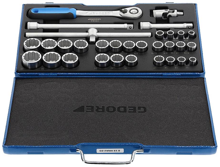 Zestaw różnych kluczy nasadowych i grzechotki w otwartej niebieskiej walizce narzędziowej.