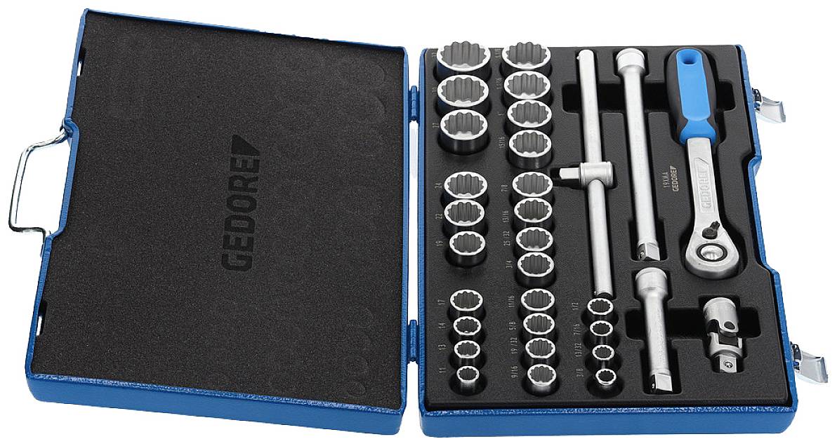 Zestaw kluczy nasadowych w otwartej skrzynce. Zawiera różne rozmiary nasadek i przedłużek oraz grzechotkę.