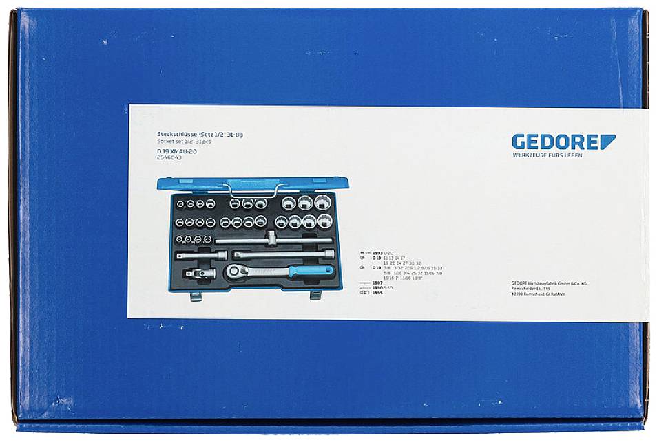 Zestaw kluczy nasadowych z wieloma nasadkami w różnych rozmiarach, przedstawiony w niebieskim pudełku z napisem 'GEDORE'.