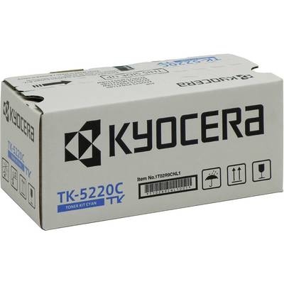 Białe pudełko z nadrukiem 'KYOCERA TK-5220C', zawiera toner w kolorze cyjan. Na opakowaniu widoczne są symbole transportowe i magazynowe.
