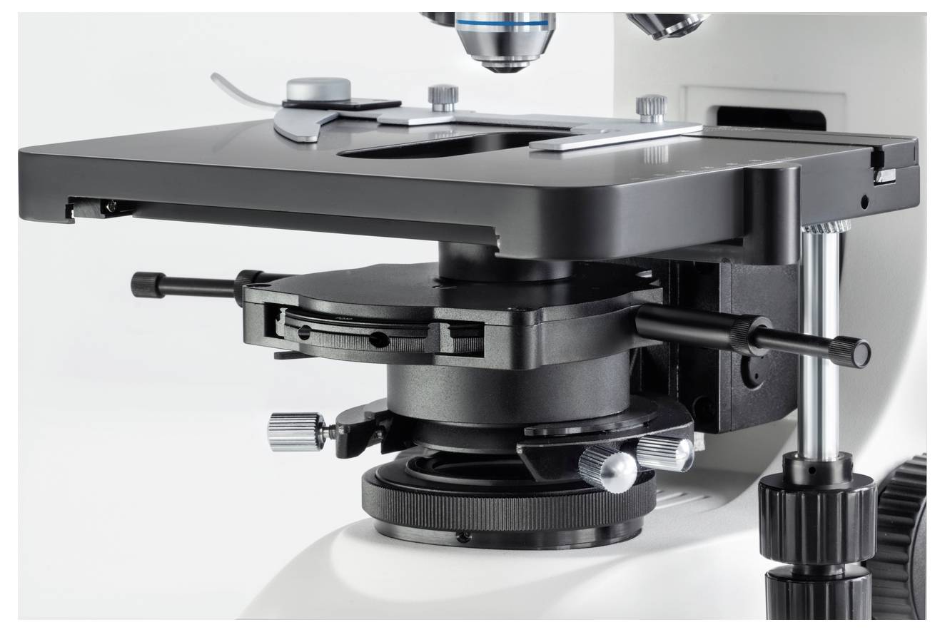 Szczegółowy widok stolika mikroskopowego z pokrętłami ostrości, przeznaczony do precyzyjnych ustawień i badań laboratoryjnych.