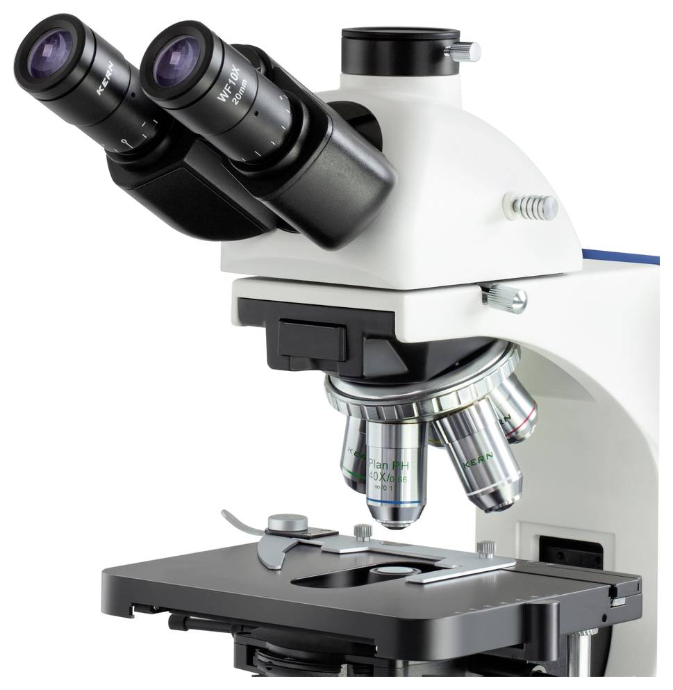 Mikroskop z dwoma okularami i czterema obiektywami na stole świetlnym, przeznaczony do badań naukowych i prac laboratoryjnych.
