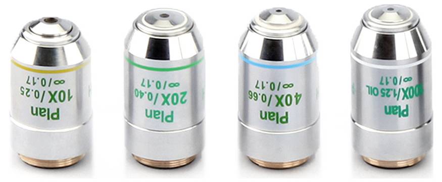 Cztery obiektywy mikroskopowe z różnokolorowo oznaczonymi paskami i oznaczeniami: 10x, 20x, 40x, 100x.