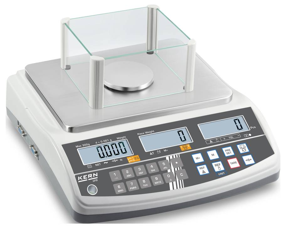 Cyfrowa waga z przezroczystą osłoną przeciwwiatrową, wyświetlająca wagę w gramach. Elementy sterujące i wyświetlacz LED z przodu. Nazwa marki 'KERN'.