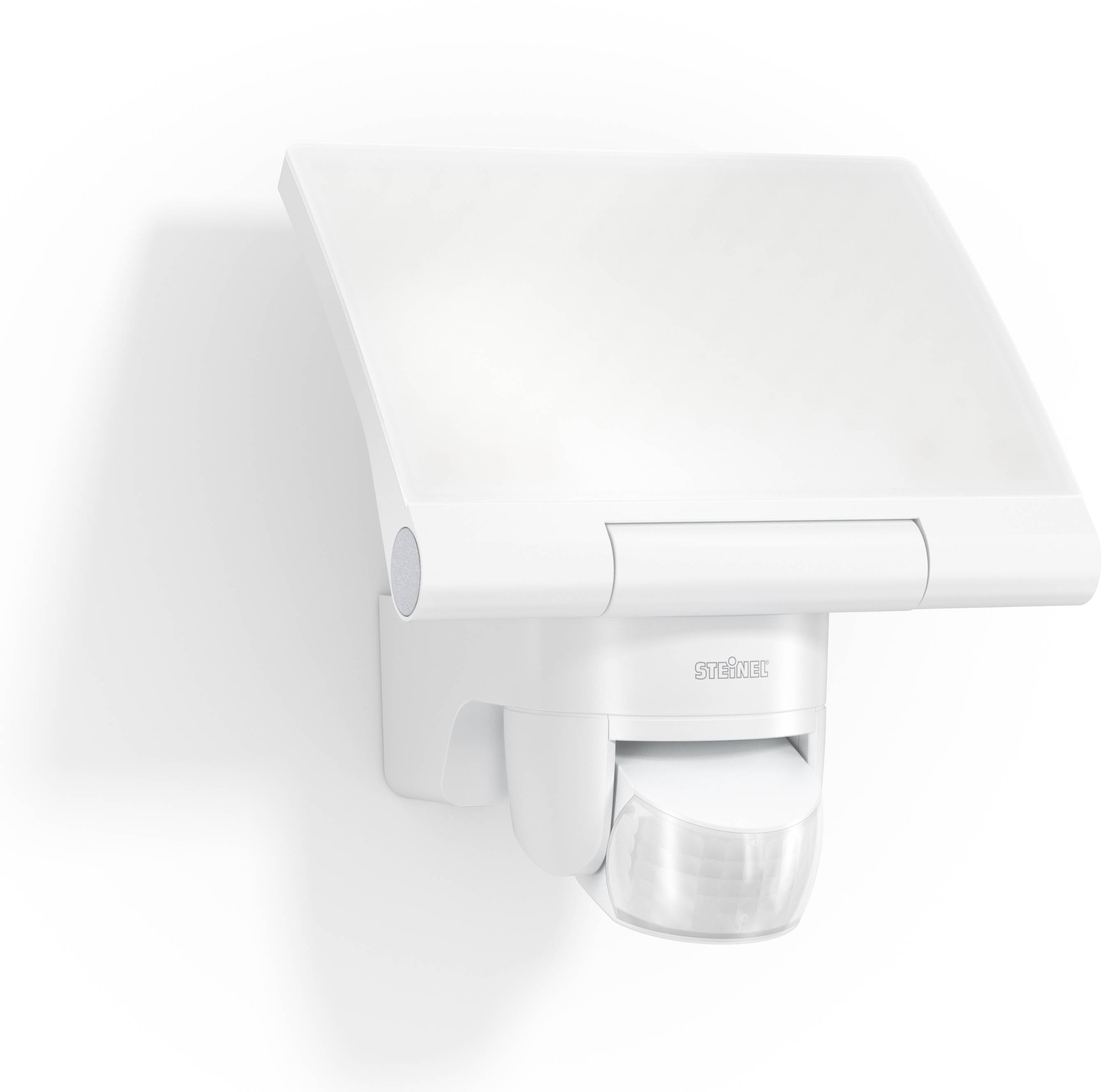 Biała lampa zewnętrzna z czujnikiem ruchu, zamontowana na ścianie.