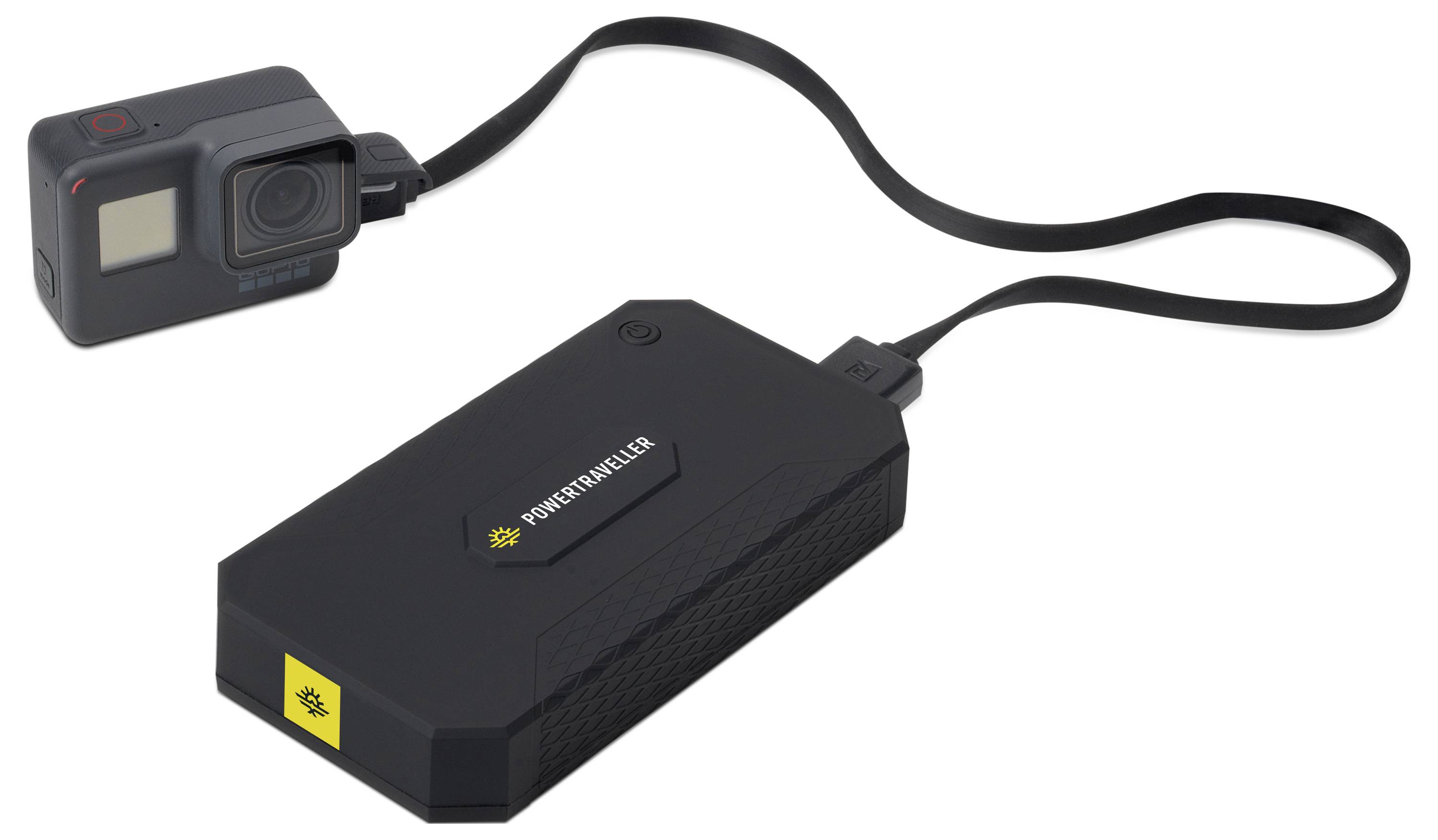 Przenośny powerbank podłączony do kamery sportowej za pomocą kabla, sugerujący ładowanie lub zasilanie podczas użycia na zewnątrz lub w ruchu.