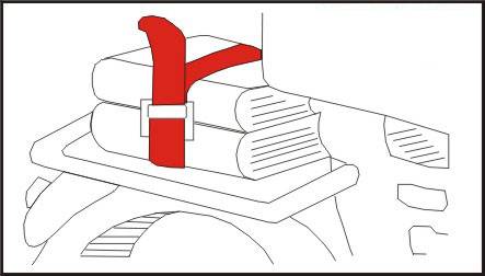 Stos książek jest zabezpieczony czerwonym pasem na bagażniku rowerowym.